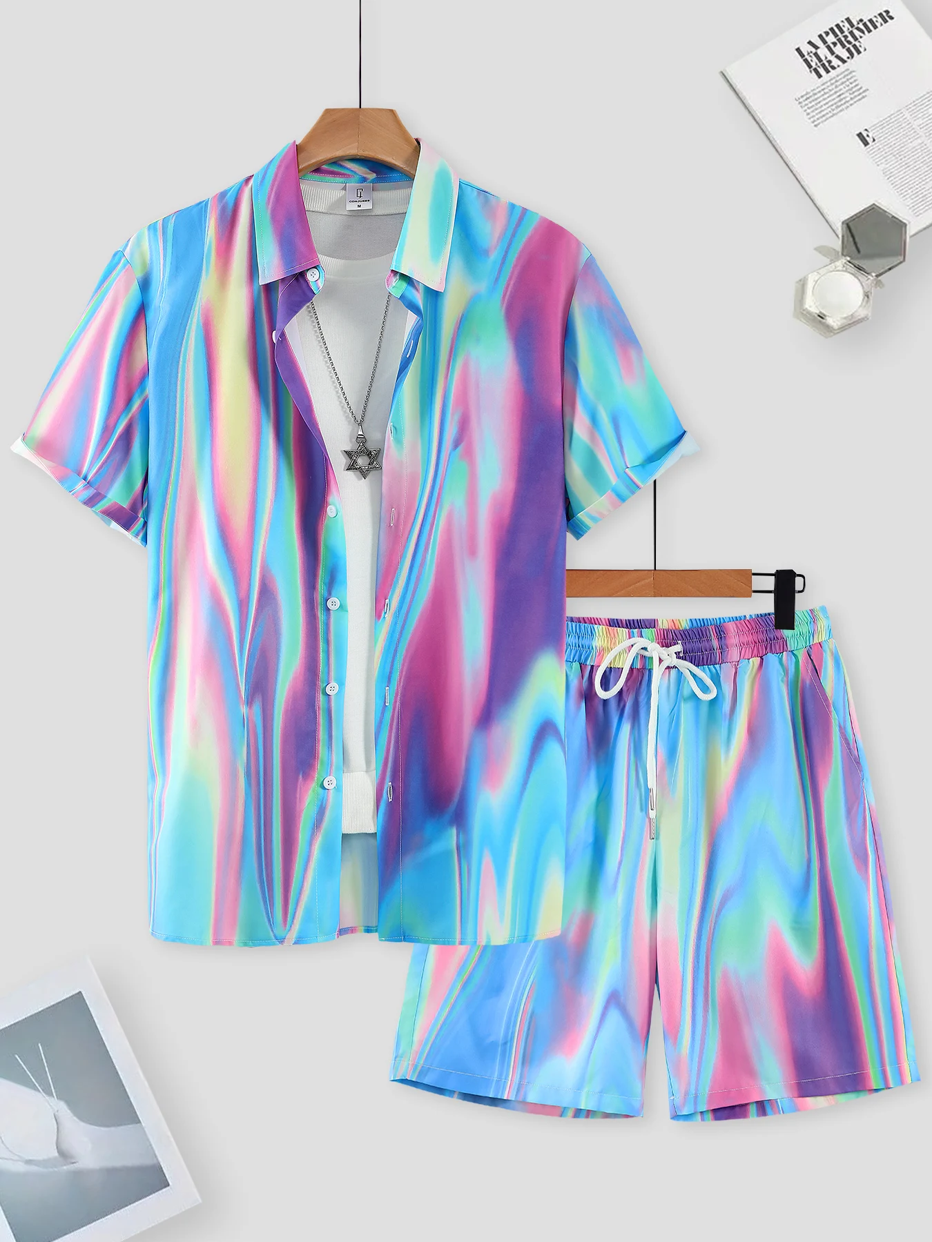 Trendiges Herren-Set mit schillerndem Hologramm-Effekt, Farbverlauf, Batik-Kurzarmhemd und Shorts mit Kordelzug, 2-teiliges Urlaubs-Outfit 2