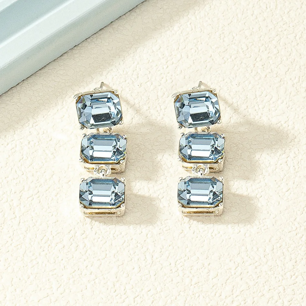 A string of zircon pendant earrings. Fashion jewelry popular in Europe and America, sparkling and minimalist women's earrings.