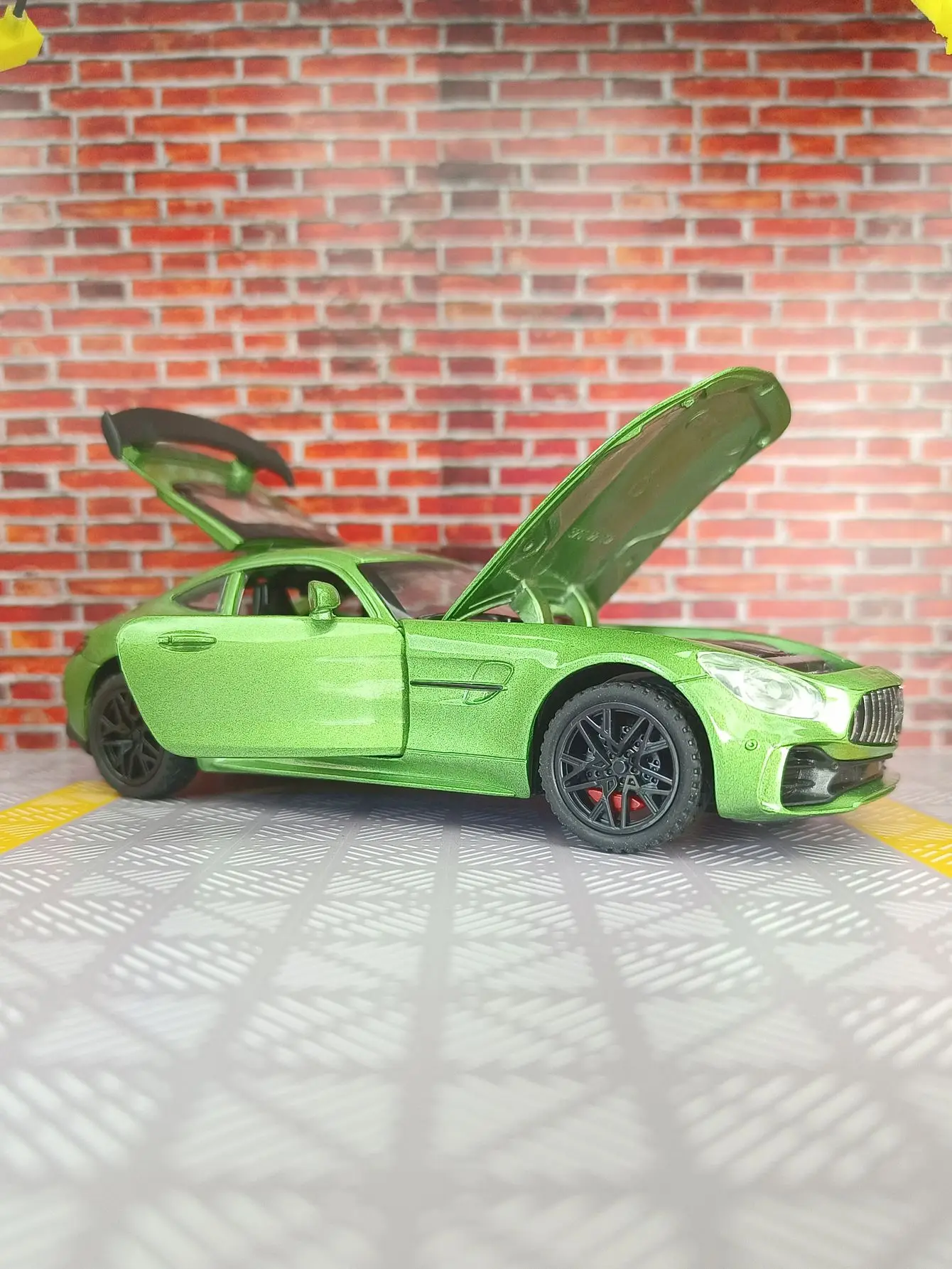 1:32 Mercedes Benz GT AMG adorno de modelo de coche de aleación, puertas y capó de motor, el maletero se puede abrir detalles ricos, mano de obra fina