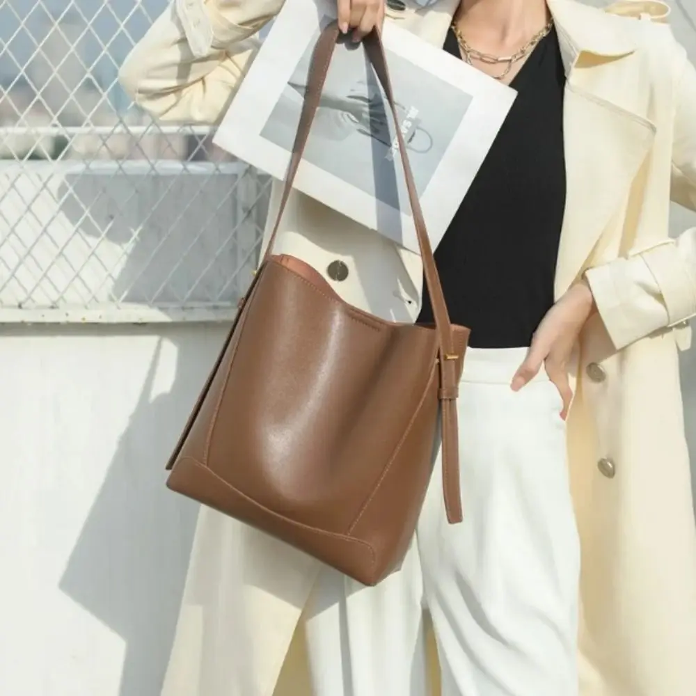 Split Leather Designer Shoulder Bag Underarm Design Cowhide Material Bucket Basket Bag Casual Style New Fashion Crossbody Bag
