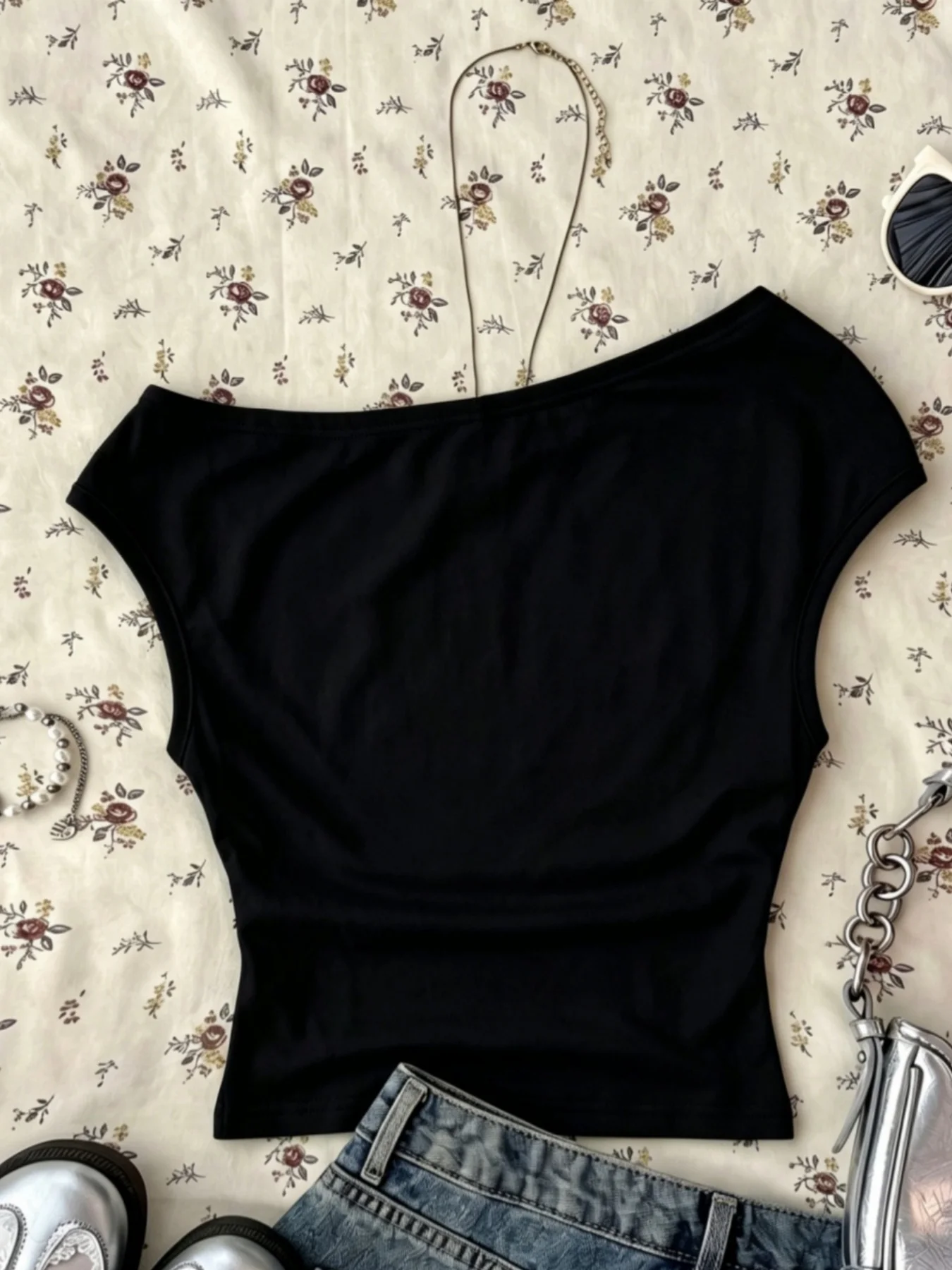 Damen One-Shoulder Crop Top mit kurzen Ärmeln und seitlicher Raffung, schmal geschnitten, Sommer 2026, Gothic Streetwear, einfarbig Schwarz, schulterfrei, für Ausgeh-Looks – Detail 8