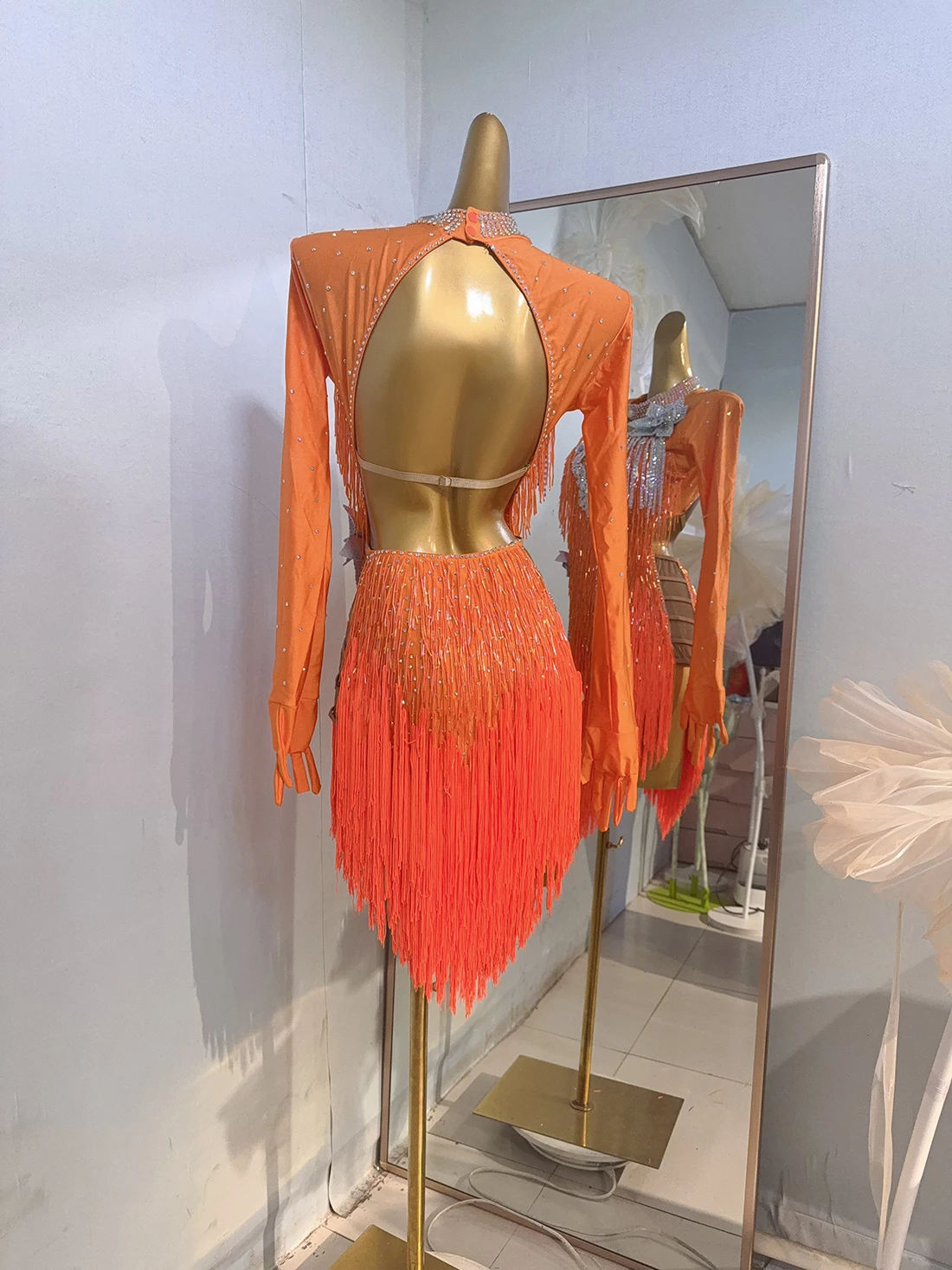Costume de danse latine avec strass pour femmes, haut de gamme, personnalisé, pompon en cristal, décoration florale argentée, robe de spectacle Samba
