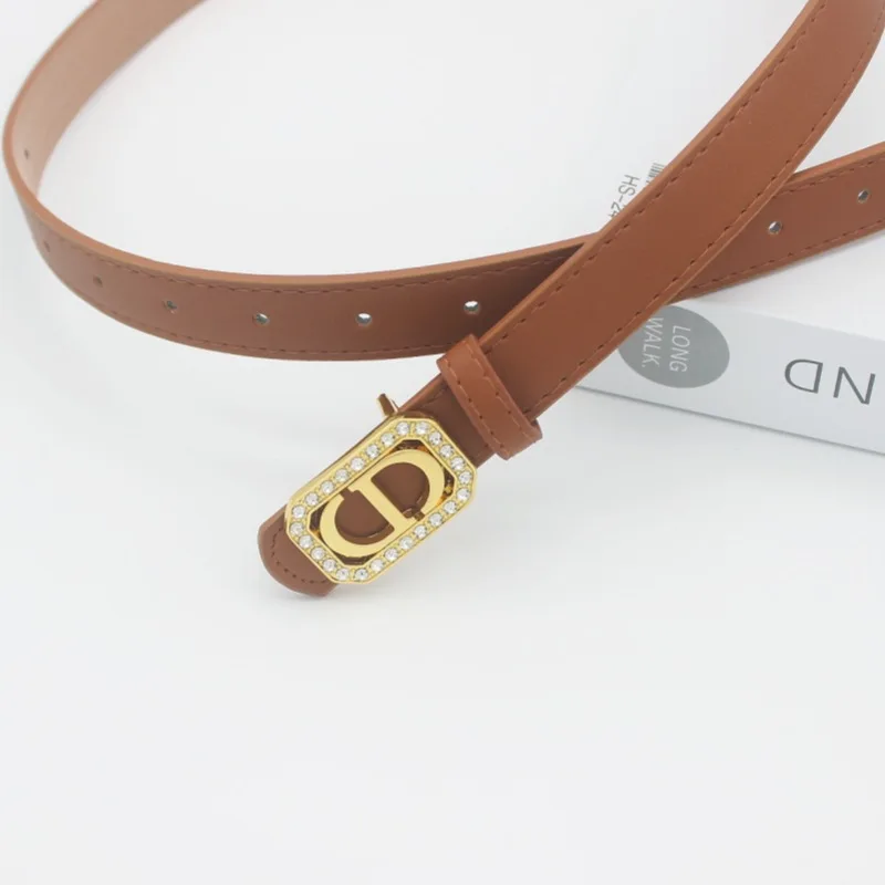 La cintura in stile retrò francese è alla moda e semplice. È una nuovissima cintura in denim a vita stretta in pelle di fascia alta nel 2025