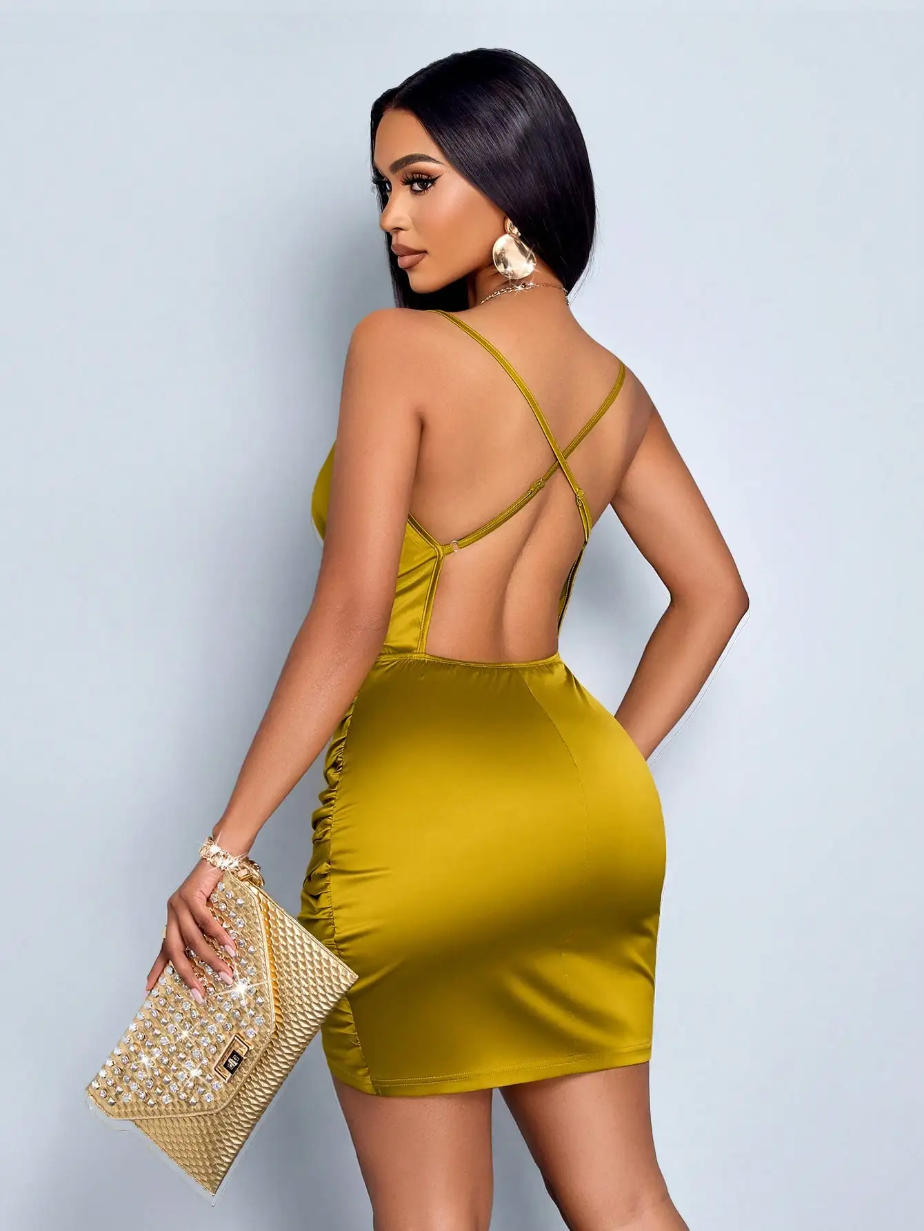 Robe moulante en satin vert olive avec col en V drapé et détails froncés pour la soirée