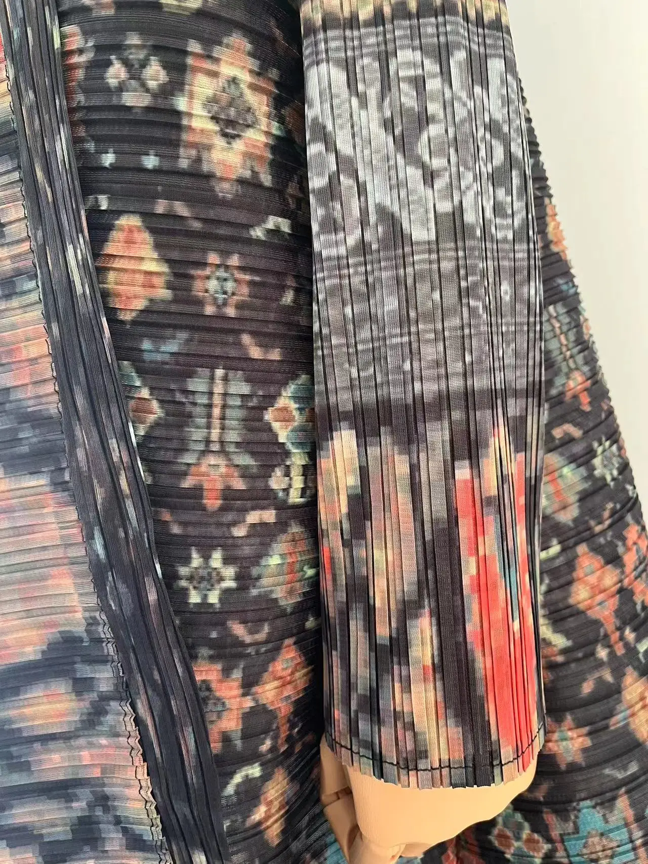 Miyake Pleated 2024 New Folded Collar Long Sleeved Retro Printed Dress Belt for Women Dubai Designer Original Fashion Loose Coat