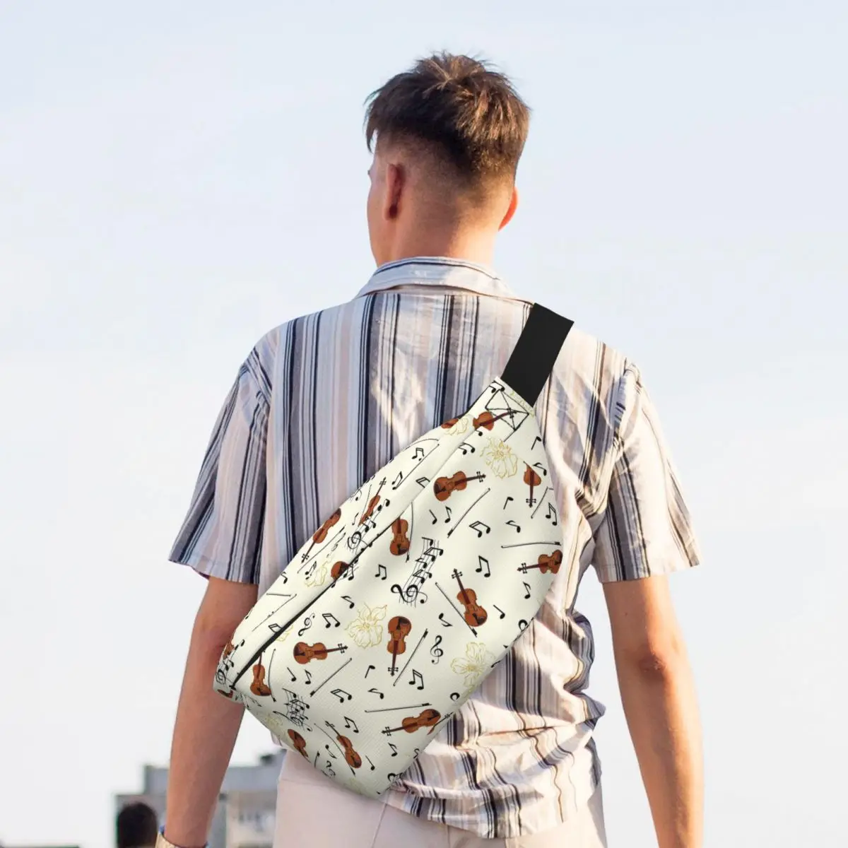 Crossbody-Gürteltasche mit Musiknoten-Muster - close-up view
