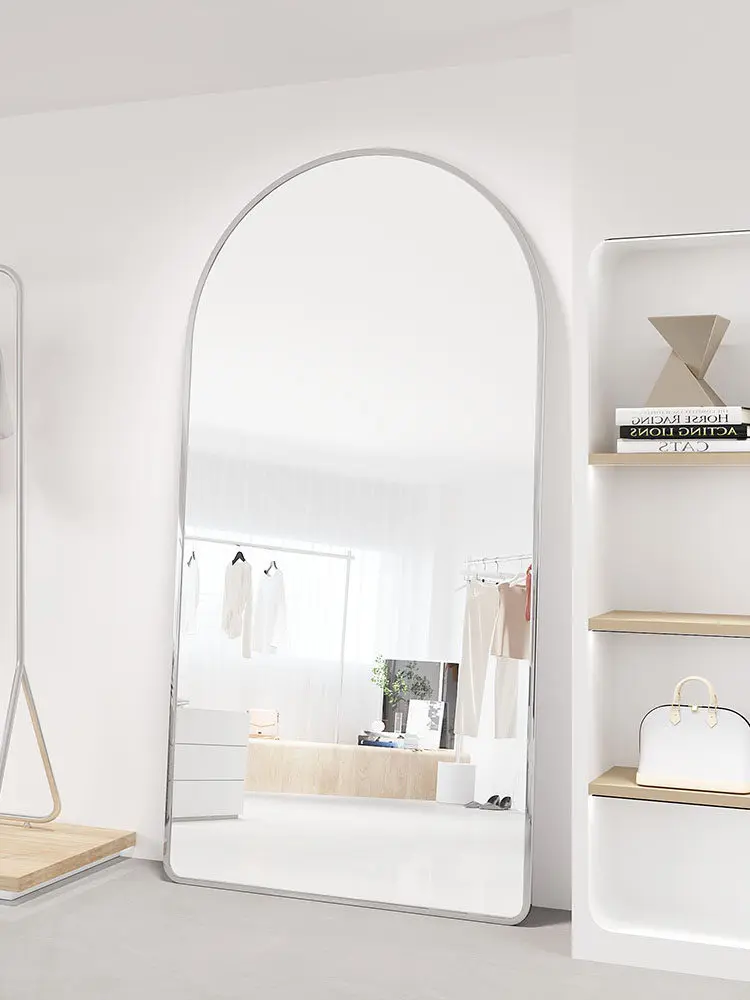 Spiegel für Bekleidungsgeschäfte: Luxuriöser Ganzkörperspiegel mit schlankem, elegantem Design und fortschrittlicher Optik