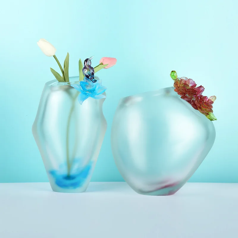 Traditional glass ornaments, a vibrant and creative home ornament, glass vase with a premium feel