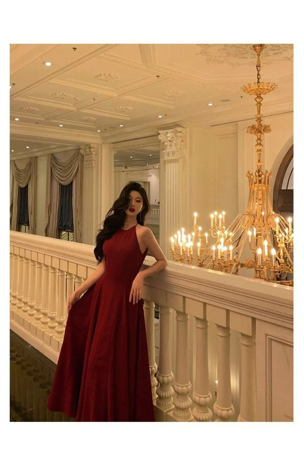 Crimson Elegance Kleid Neckholder Rotes, figurbetontes Maxikleid im französischen Hongkong-Stil Abend Glamour Retro Sirene Ästhetik