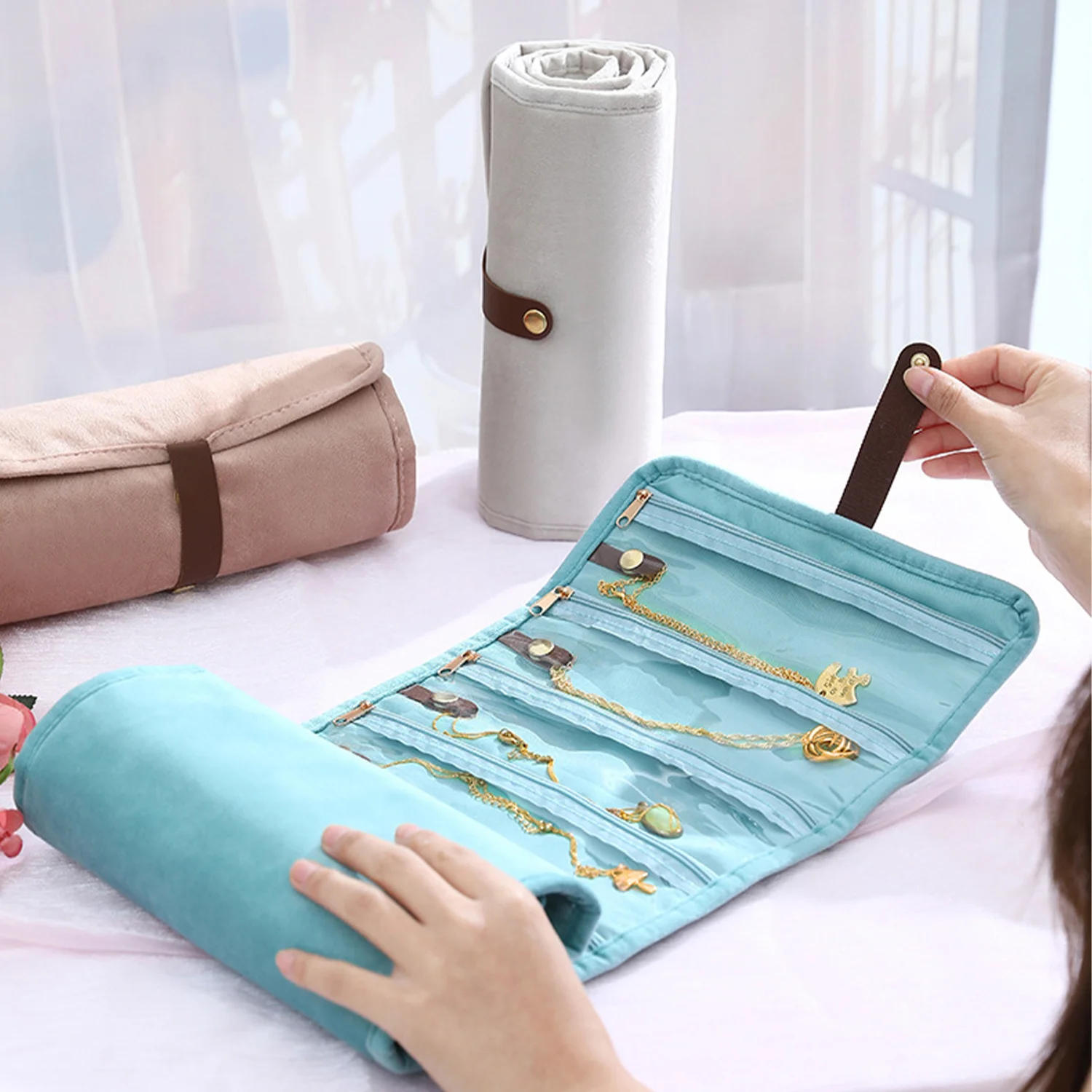 1 Stück tragbare, zusammenrollbare Reise-Schmucktasche aus Samt, mehrschichtiger Organizer für Accessoires, wasserdichtes Etui für Ohrringe und Halsketten.