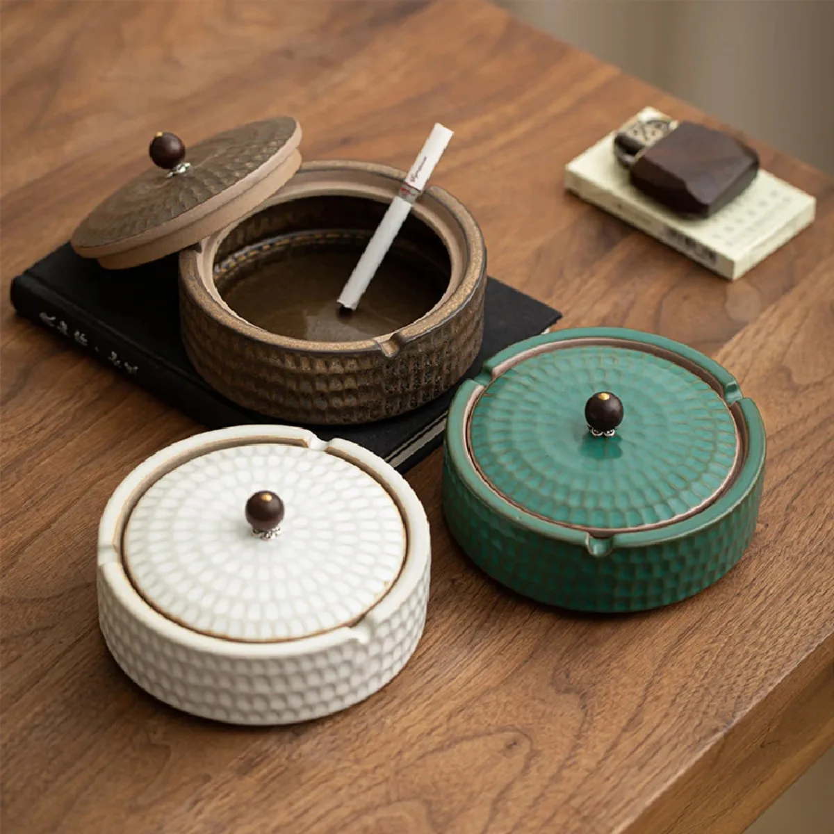 

Ashtray with Lid Indoor Ceramic Decorative Smoke Odor Proof Ash Holder Windproof Table Ashtray Home Office Living Room Decor