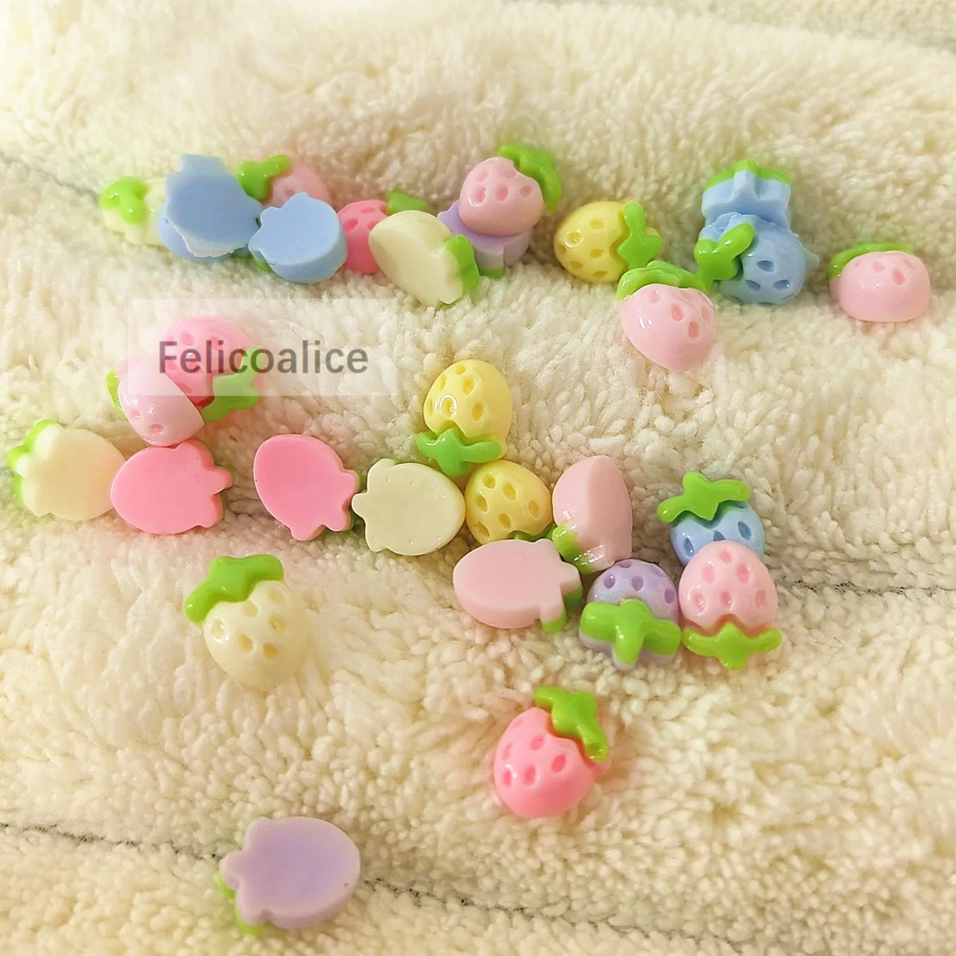 30 Stück Neue Niedliche Mini-Erdbeerblumen aus Harz mit Flacher Rückseite für Schmuckherstellung, Maniküre und Haarschmuck 7mm*9mm – Detail 2