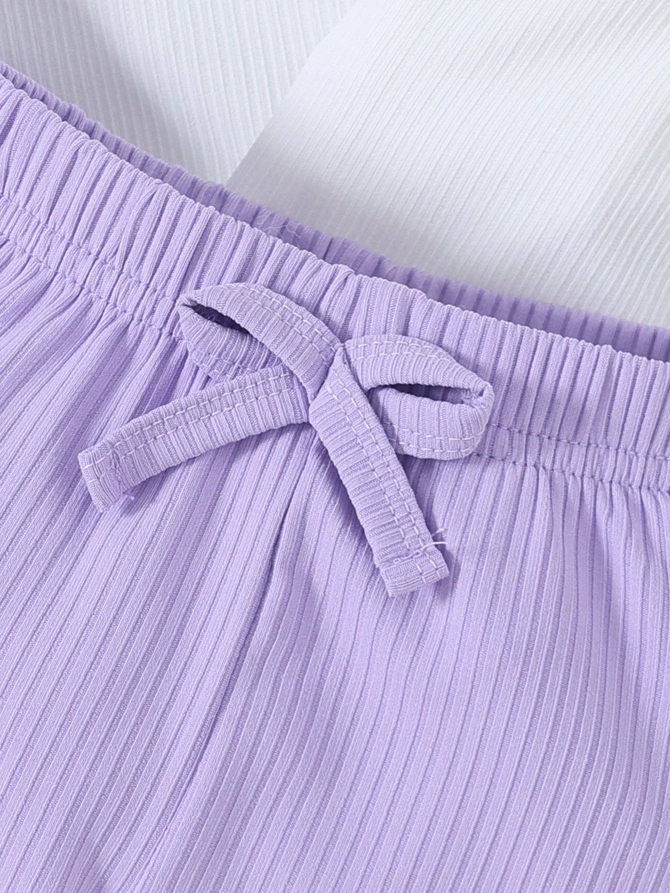 مجموعة طفلة الربيع والخريف الأكثر مبيعًا بأكمام طويلة: قلب مطرز برقبة دائرية، سراويل طويلة بلون موحد، حاشية مكشكشة - 3-P