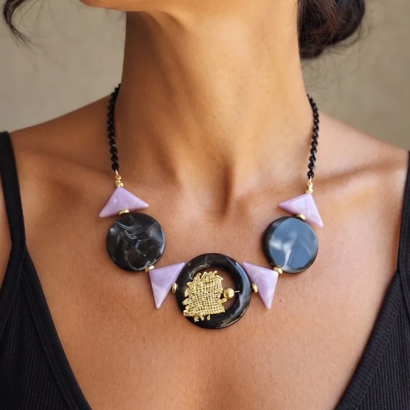 Source factory French retro geometric acrylic necklace female niche feeling color matching collarbone chain cross-border jewelry