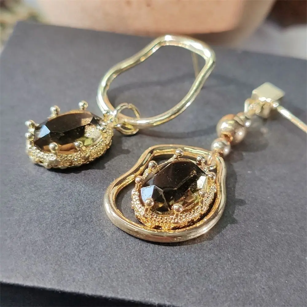 

Серьги с коричневыми кристаллами, асимметричный дизайн, дизайнерские стильные металлические серьги, металлические коричневые Серьги с драгоценными камнями, женские серьги