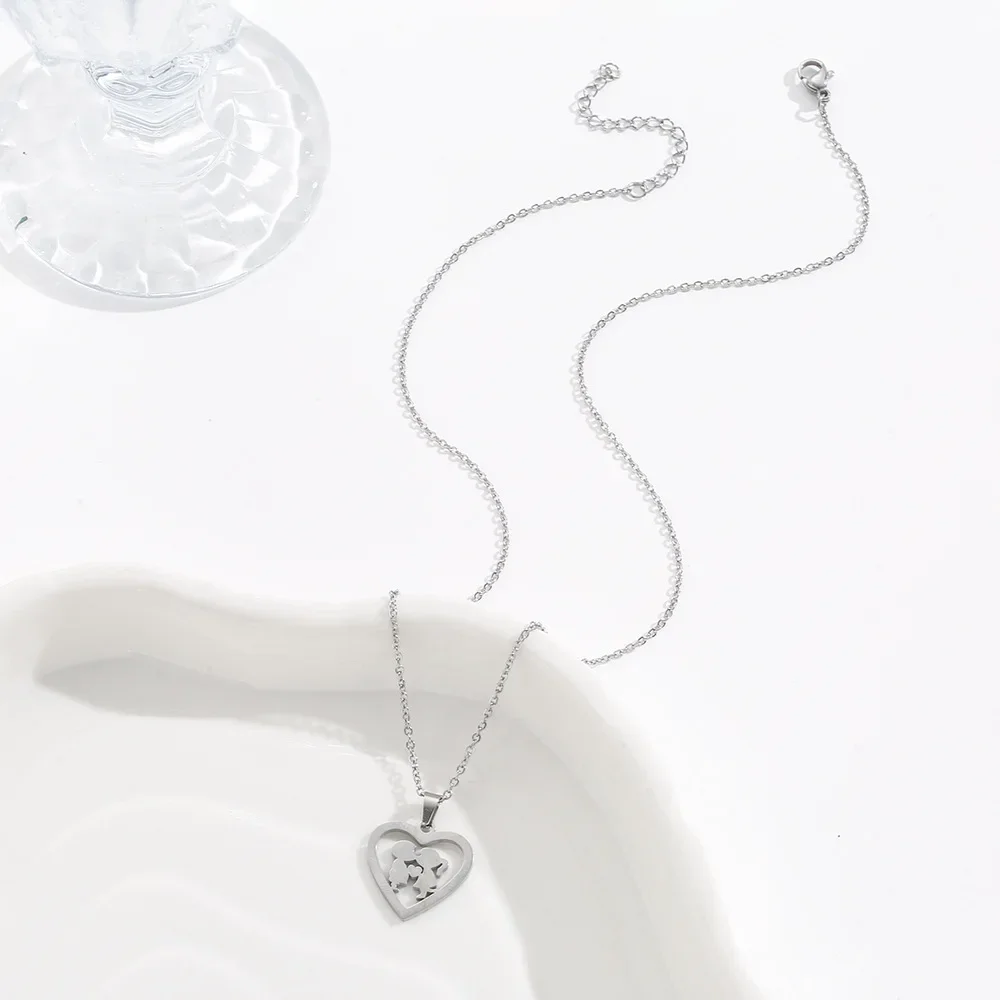 

Couples fashion heart-shaped stainless steel necklace, kiss simple necklace, hug kiss boys and girls love kiss, clavicle chain.