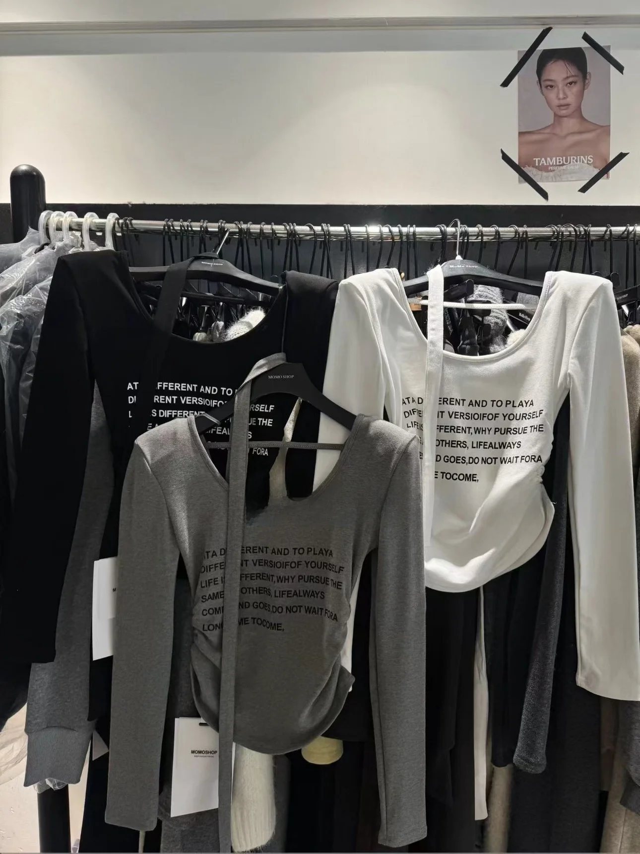 تي شيرت نسائي شتاء 2025 بقصة ضيقة طويلة Sve بتصميم كوري مطبوع عليه حروف علوية قطنية ناعمة ومريحة U-Ne