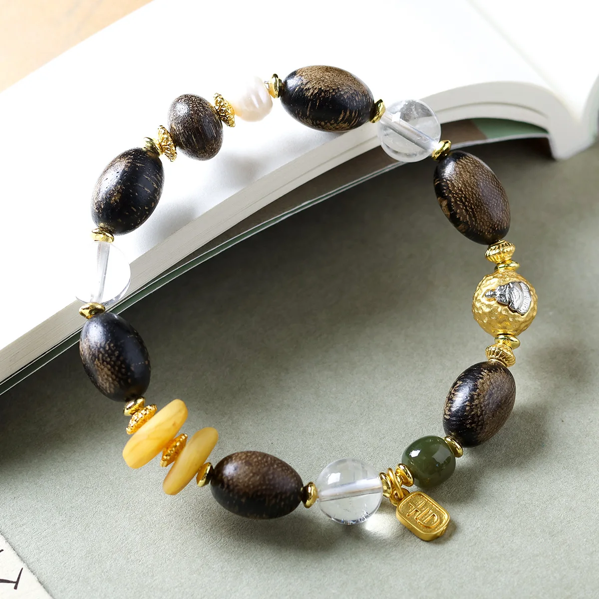Natural White Crystal with Agarwood Bracelet Wen Play Beeswax Cake Non-phase Bergamot String Women