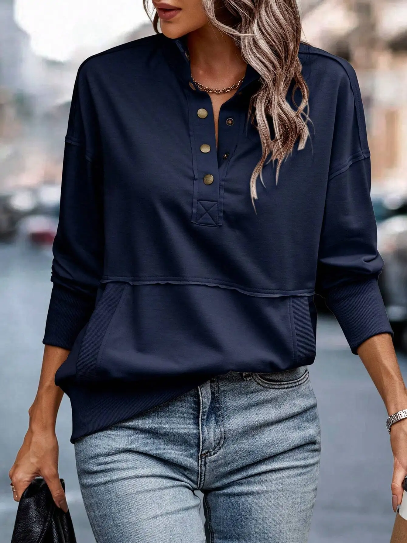 سويت شيرت باللون الأزرق الداكن بنصف أزرار وأكتاف منسدلة مع جيب الكنغر، بلوزة كاجوال بأكمام طويلة للنساء