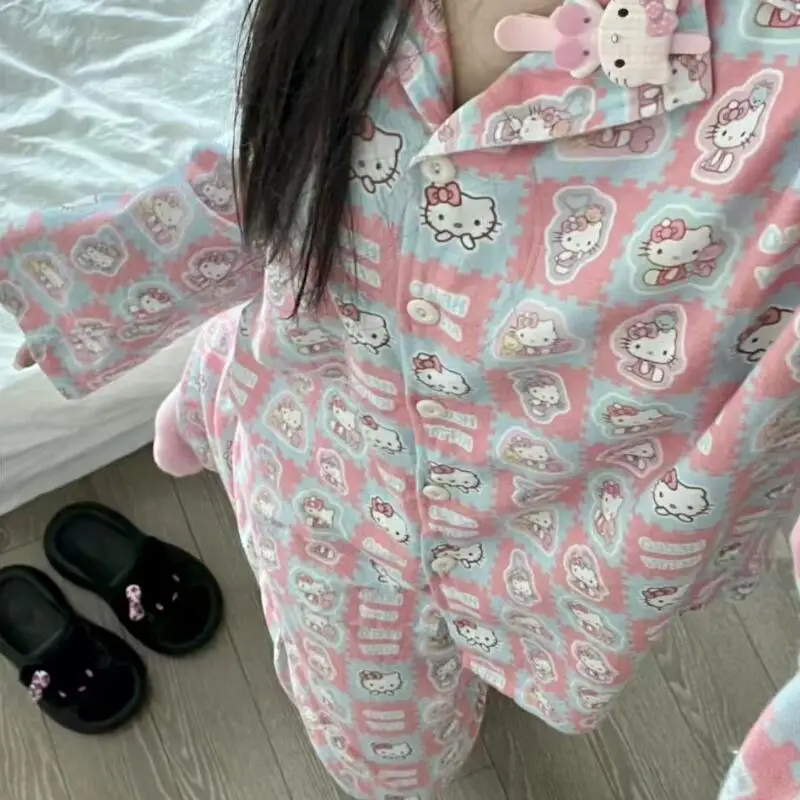 Piyama Wanita Anime Hello Kitty yang Populer, Gaya Imut dan Manis, Pakaian Rumah Hangat yang Cocok untuk Remaja Dipakai di Rumah.