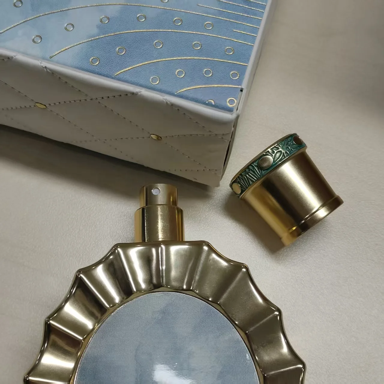 La 'tta' fa Victoria للجنسين -3.4 أوقية. بخاخ EDP، عطر يدوم، مناسب لأي مناسبة