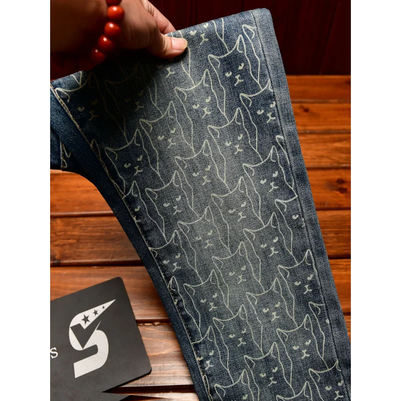 

Модные мужские джинсы с принтом, маленькие ноги, уличные рюши, красивые, эластичные, синие повседневные брюки в стиле ретро.