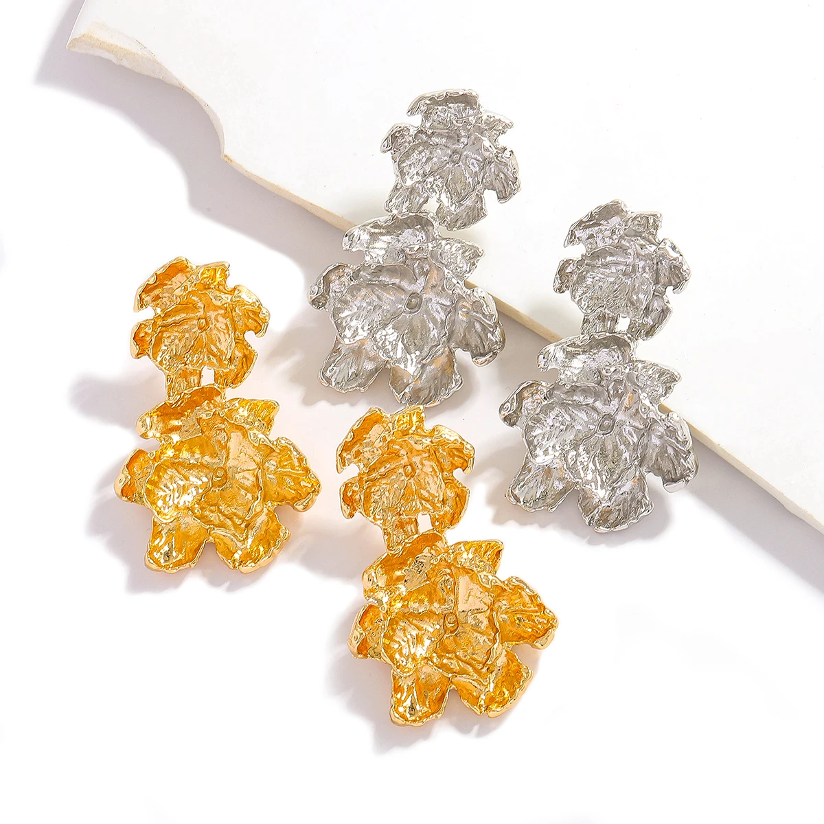 

2025 New 2pcs Vintage Gold Color Big Flower Stud Earrings for Women Fashion Metal Stereo Pendientes Earrings Party Jewelry Gift