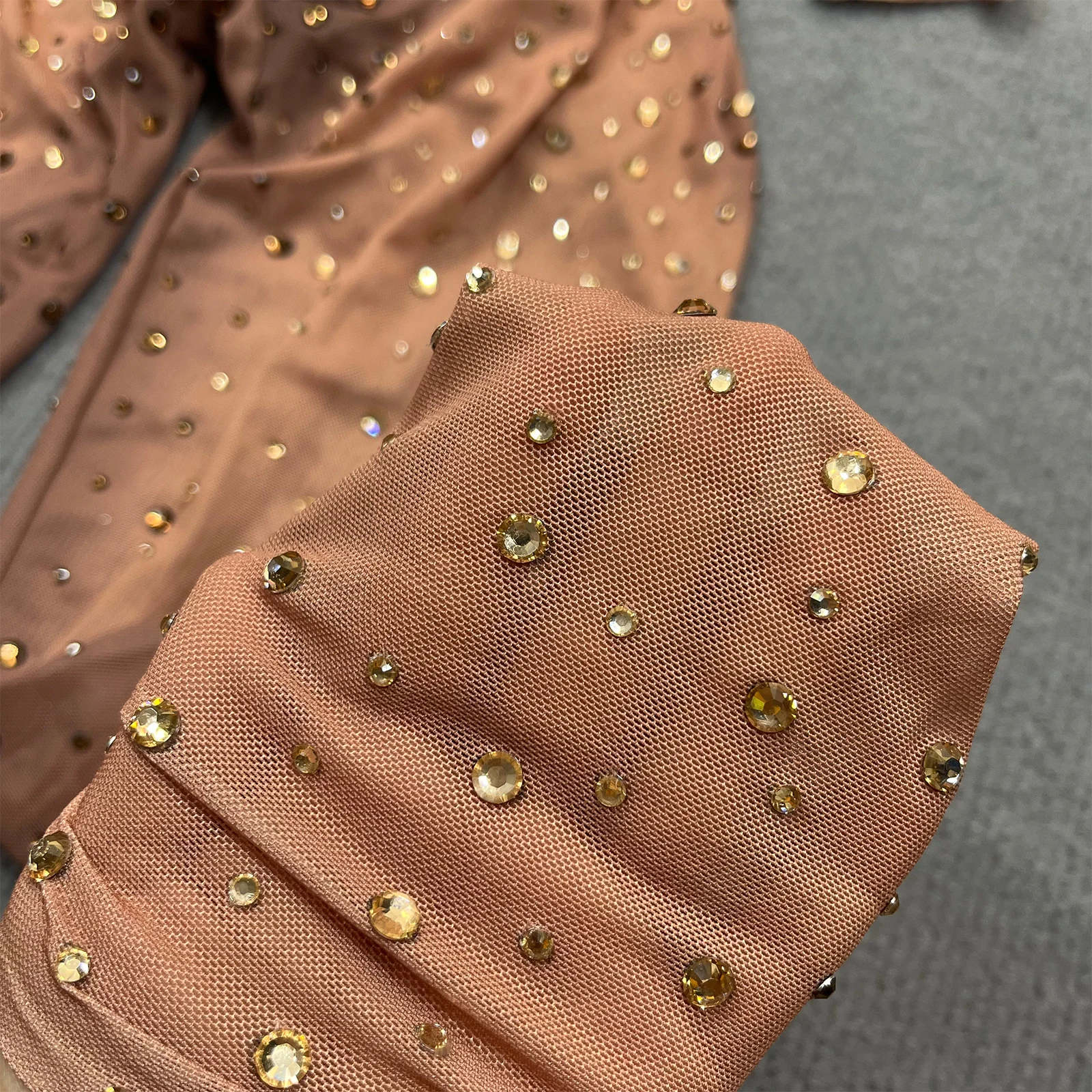 بذلة نسائية من حجر الراين اللامع ، رومبر شبكي شفاف ، أكمام طويلة ، حفلة نادي ليلي بحزام ، حفلة ليلية مثيرة