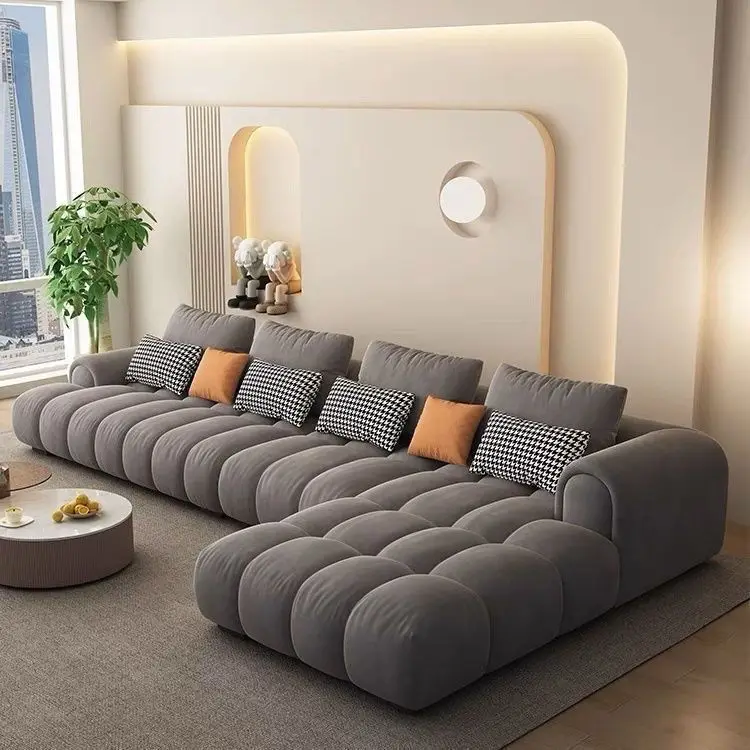 Dormitorio minimalista moderno, sofá de tela, sofá de viento crema, tela de tecnología de lujo ligera, sala de estar de nube, casa de alquiler cuadrada