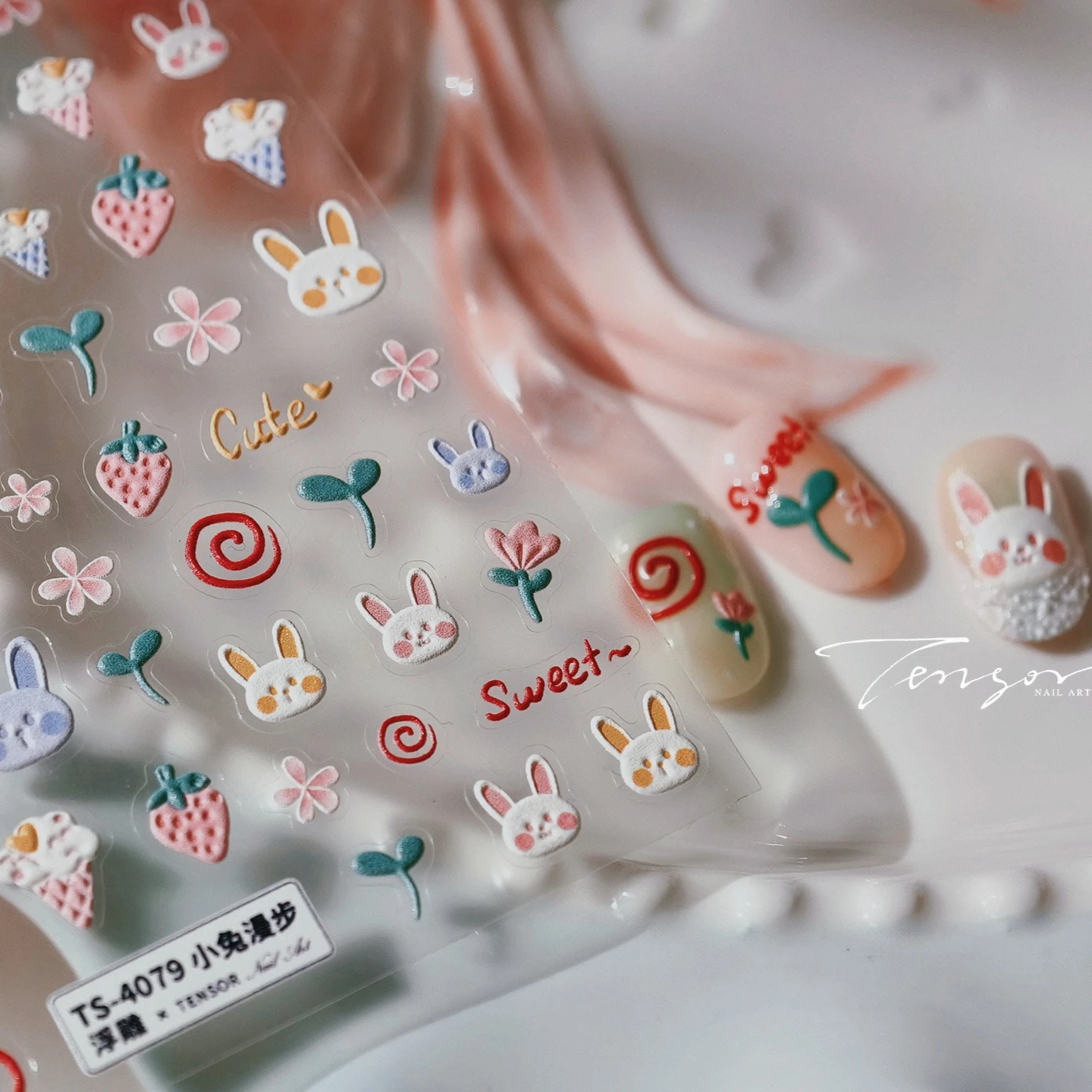 Urocze filcowe naklejki na paznokcie z króliczkiem, jabłkiem, koniczyną, gwiazdą, sercem, truskawką, kwiatem, futrzaną wiśnią, kokardką i motylem do manicure.