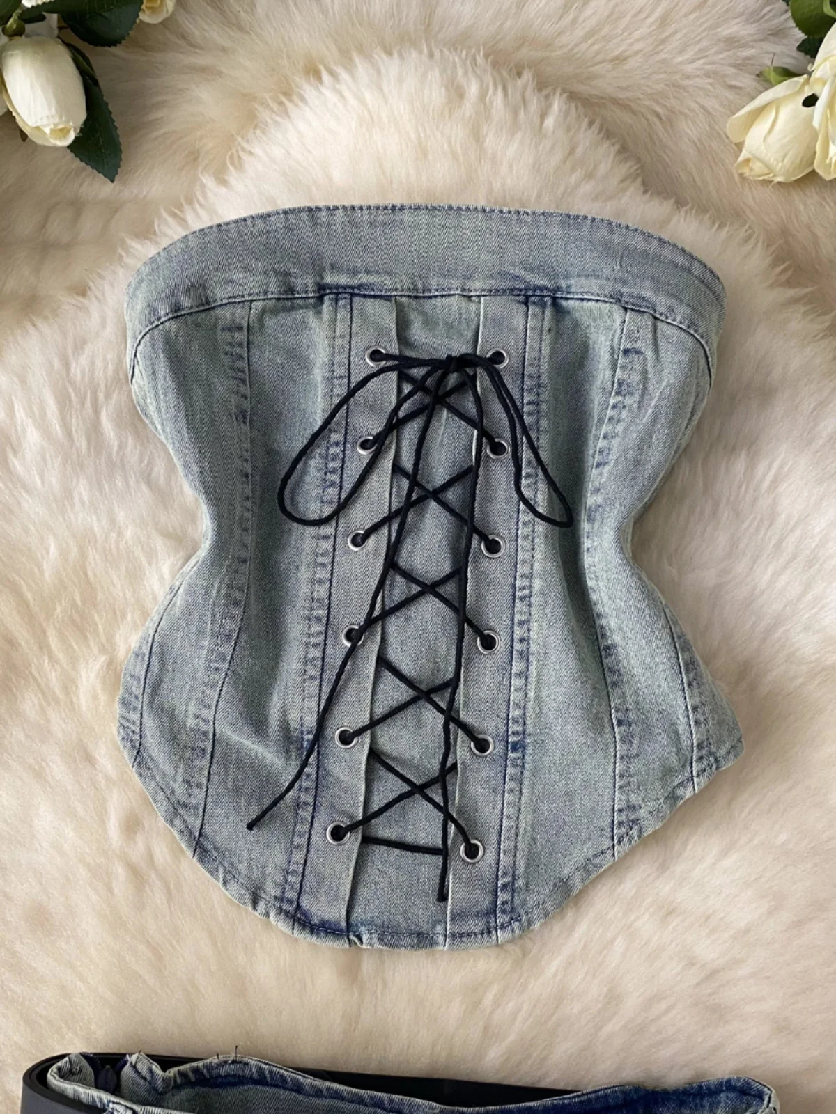 Conjunto de duas peças com top cropped acintu com alças de design moderno e saia jeans curta com cinto, conjunto f...