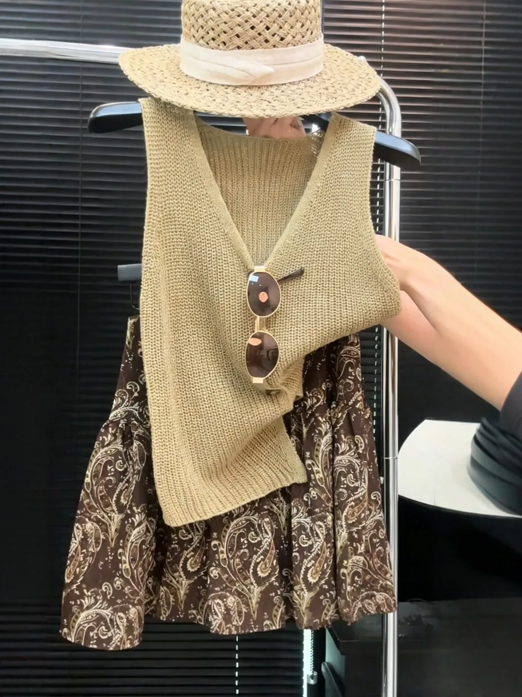 

Retro Single Button V Neck Knitted Vest Floral Halter Skirt Two Piece Set Women Summer Style Preppy Fashion Ensemble