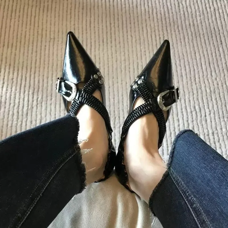 

Универсальные летние кожаные туфли с острым носком, мягкой подошвой, низким вырезом, металлическими заклепками и пряжками