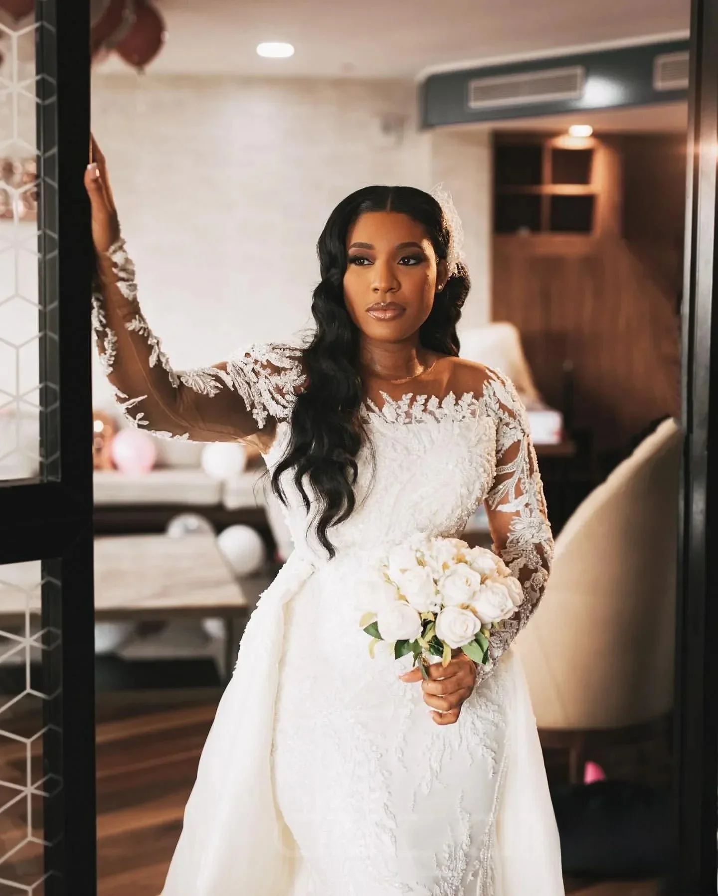 ชุดแต่งงานทรงเมอร์เมดสีขาวลูกไม้แบบอาหรับสั่งทำพิเศษ ไซส์พลัส ประดับด้วยลูกปัด พร้อมกระโปรงผ้าซาตินถอดได้