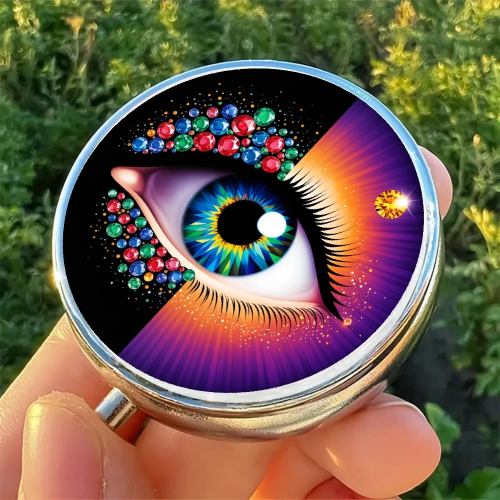 The dazzling eye-shaped pill box features a three-compartment metal design, inlaid with gemstone iris elements, and is crafted with food-grade safety technology, making it a stunning themed gift