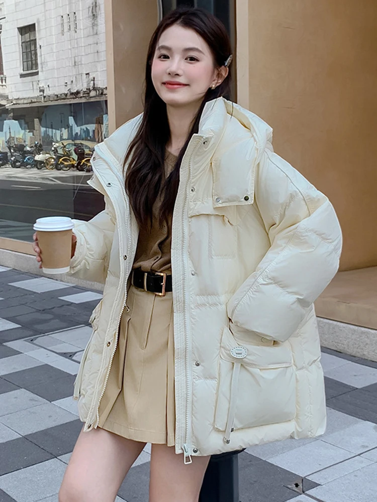 เสื้อแจ็คเก็ตขนเป็ดกันลมสำหรับฤดูหนาว แบบมีฮู้ด ความยาวปานกลาง ทรงหลวม สำหรับผู้หญิง สีขาว ขนเป็ดแท้ แบบพาร์กา กระเป๋าใหญ่ สีพื้น เสื้อคลุมกันหนาว