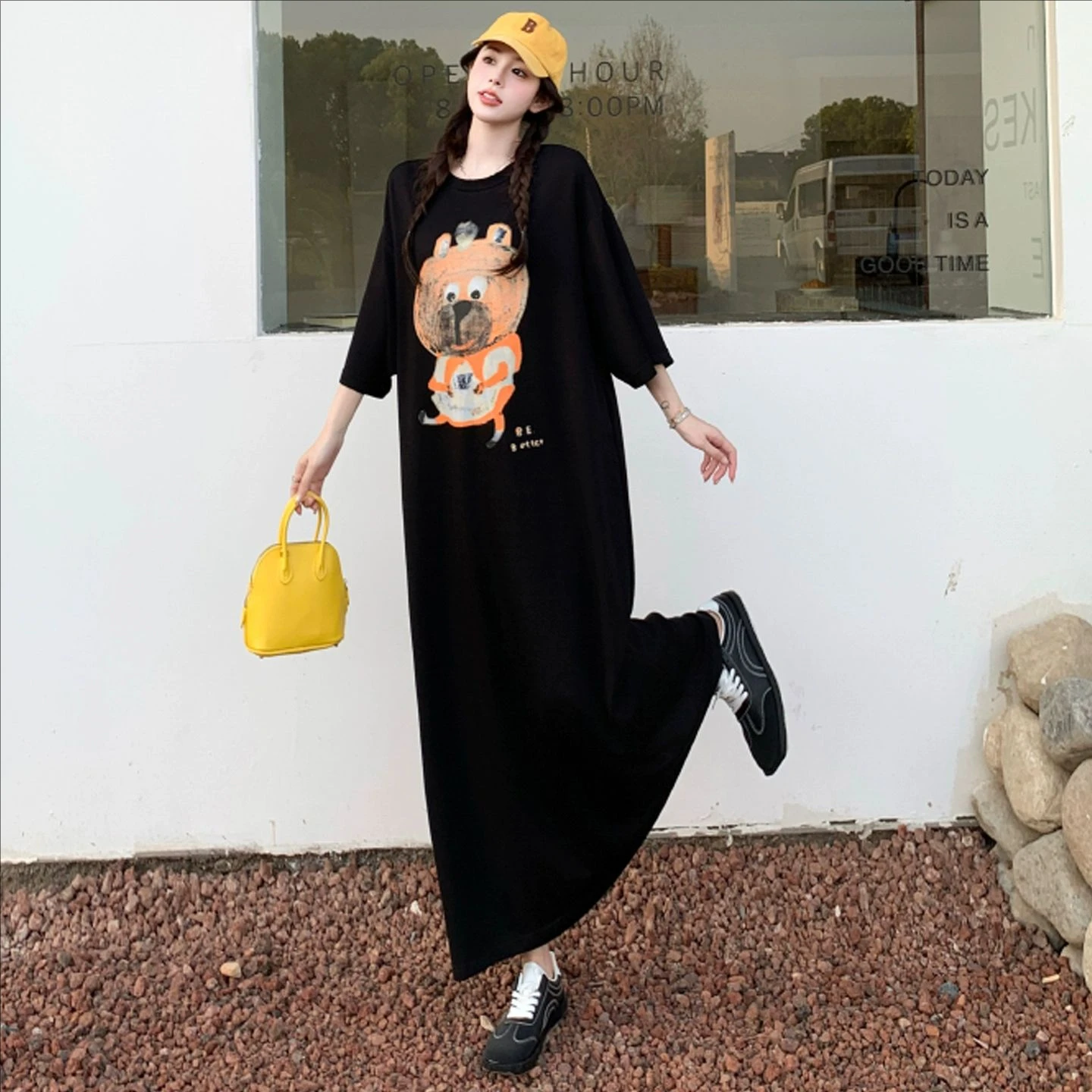 ชุดเดรสแขนสั้นลําลองผู้หญิงหลวมฤดูร้อนสไตล์ใหม่ไหล่ตรงยาวกระโปรงคลุมเข่าเสื้อยืดชุดยาว