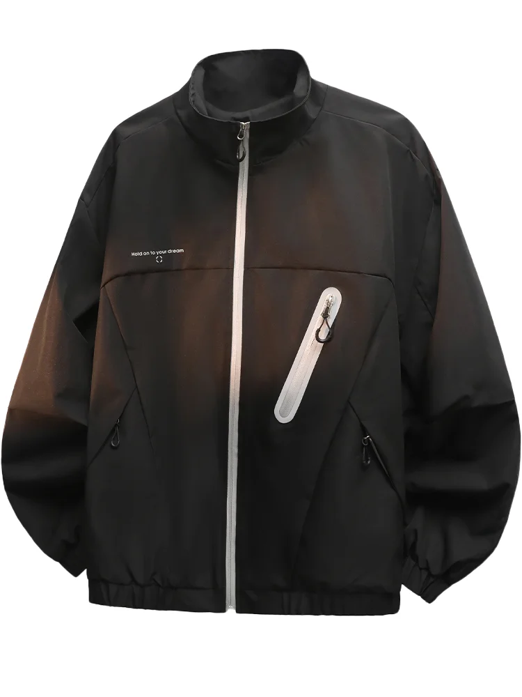 

Черная куртка на молнии с воротником-стойкой, контрастными деталями на молнии и вдохновляющим слоганом