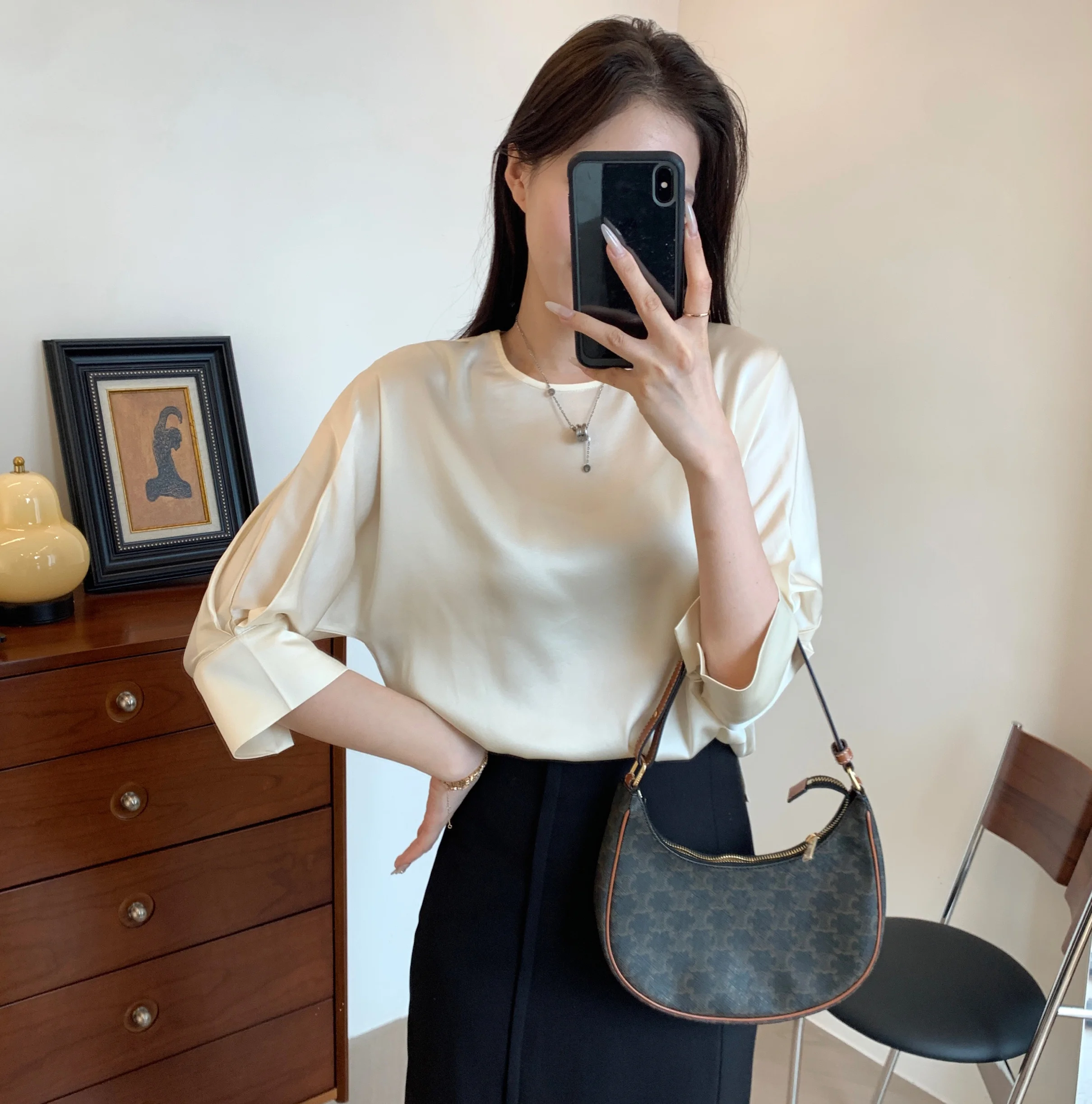 

Летний женский топ из ацетатного микросатина с жемчужным отливом, эластичный, с круглым вырезом и открытыми плечами, модный