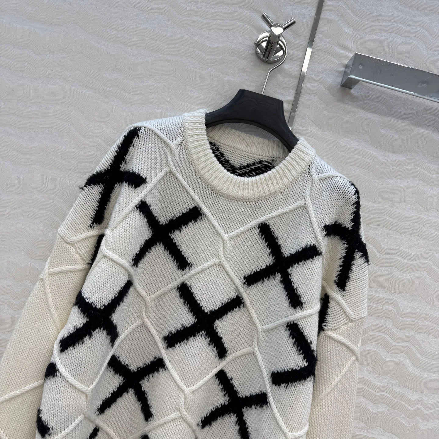 เสื้อสเวตเตอร์ไหมพรมถักสำหรับผู้หญิง สไตล์ลำลอง ลายปักเพชร สีขาวดำ สำหรับฤดูใบไม้ร่วงและฤดูหนาว ให้ความรู้สึกสบาย