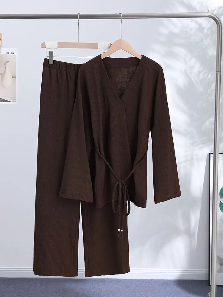 Texturiertes Spitzen-Oberteil mit V-Ausschnitt und Schnürung, Hosenanzüge für Damen, sexy Oberteile mit Fledermausärmeln und geraden Hosen mit hoher Taille, bezaubernde Damen-Outfits – Detail 3