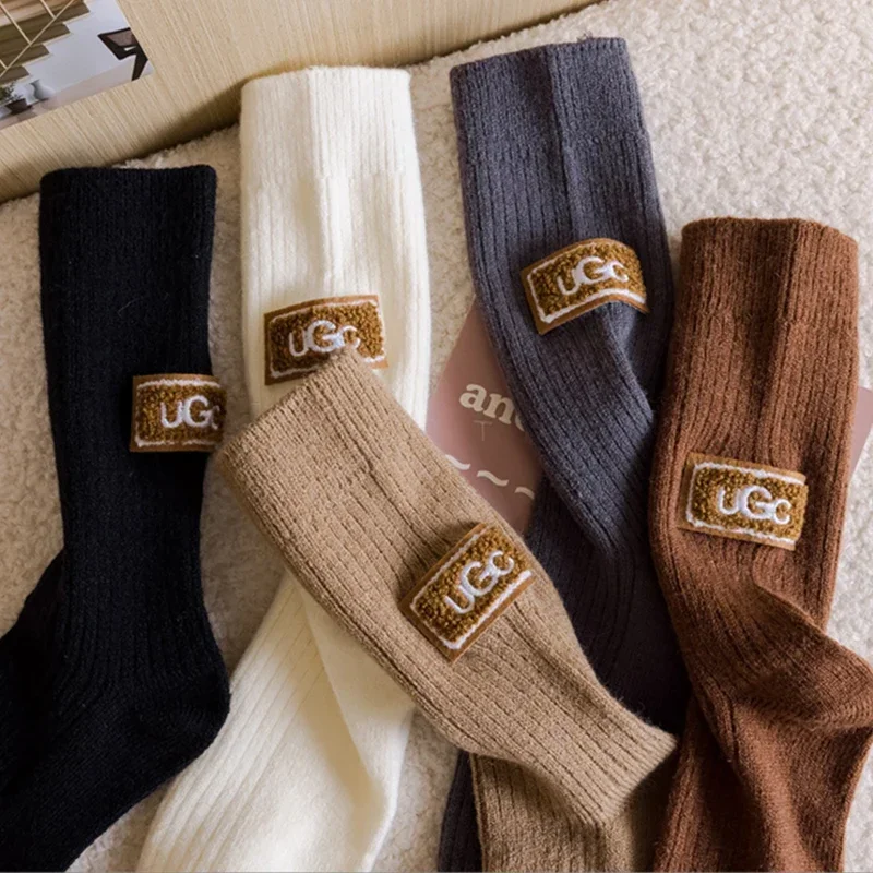 2022 Damen Herbst/Winter Mittelkalb Alphabet Stoff Logo Wolle Thermo Chunky Socken Koreanischer Stil Outdoor Wear Schneestiefel Hohe Socken
