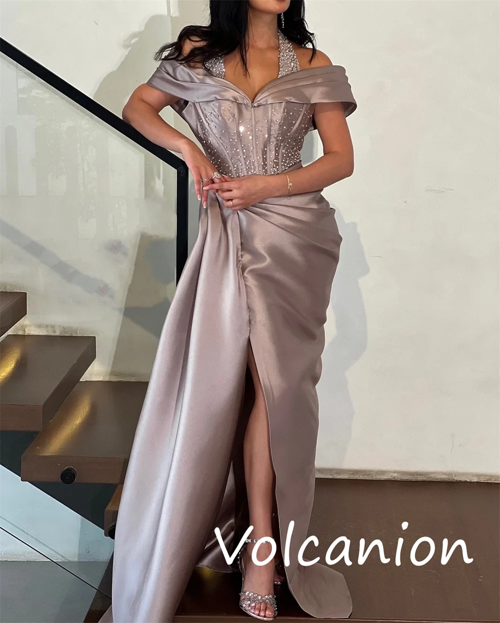 Moda personalizzata Charmeuse Paillettes Piega Tromba Halter Abiti lunghi Occasioni su misura Pastrol di alta qualità