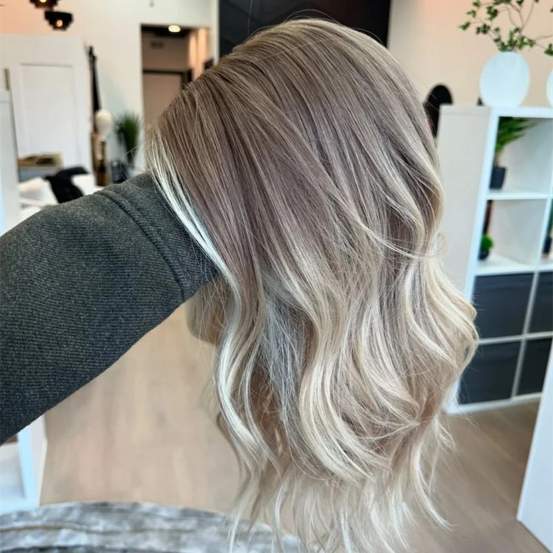 

Синтетические парики Регулируемый женский парик с глубокими волнами и темными корнями Выделенные светло-белые светлые парики на распродаже Ежедневное использование