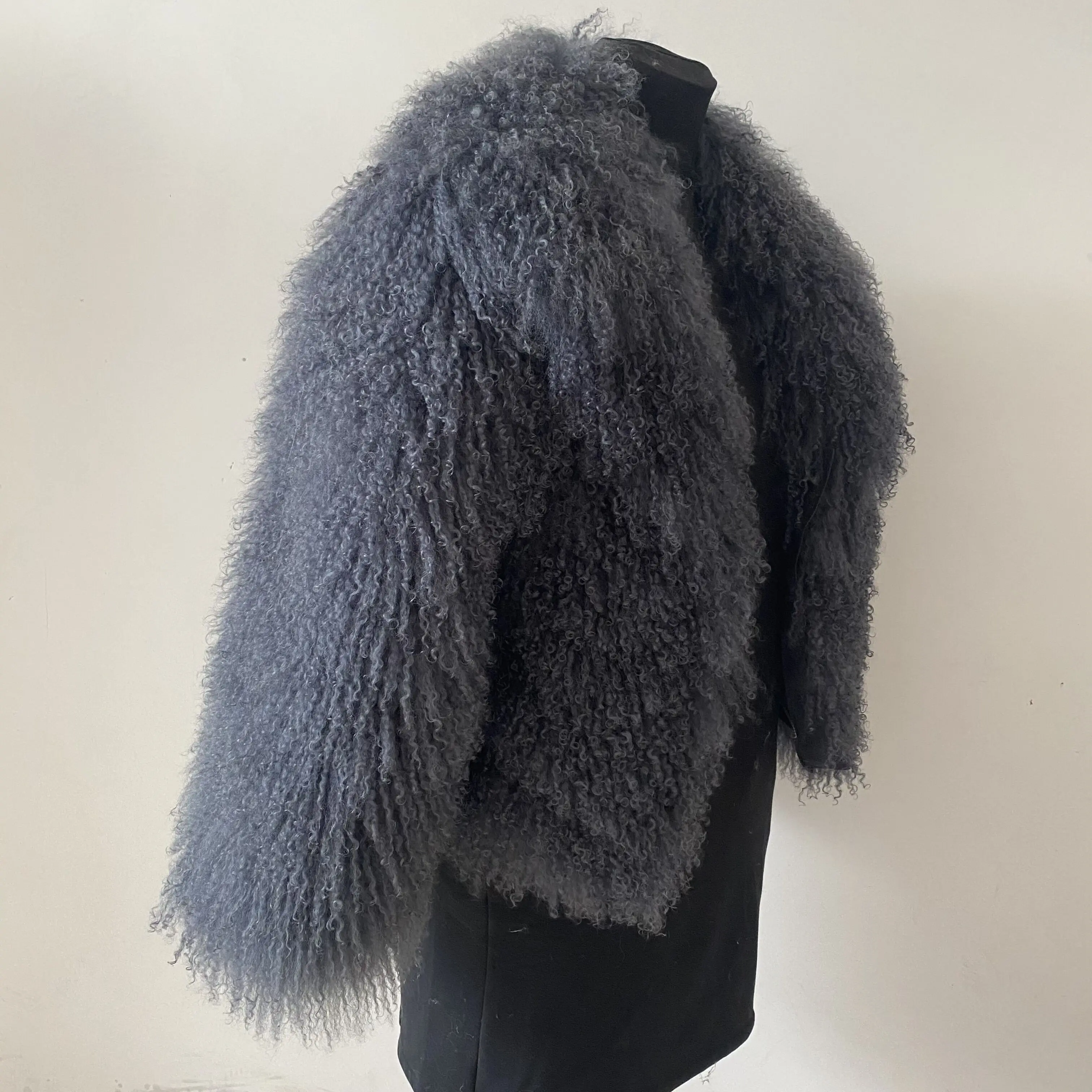 Zimowy damski płaszcz z naturalnego futra - damski płaszcz z kołnierzem z mongolskiej skóry owczej zapewniający ciepło i luksusową elegancję na formalne okazje.