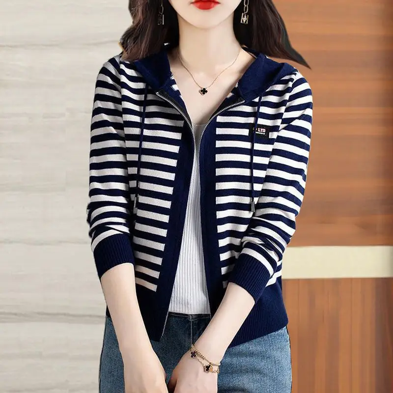 เสื้อแจ็คเก็ตแฟชั่นแบบหลวมและอเนกประสงค์ รุ่นใหม่ เสื้อสเวตเตอร์ฤดูใบไม้ร่วง แบบมีฮู้ด ถักลายทางด้านนอก