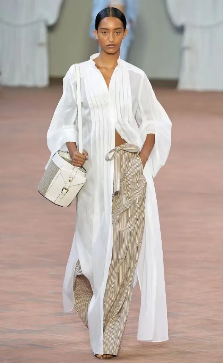 Plissiertes Longline-Hemdkleid mit V-Ausschnitt, Dreiviertel-Ärmel, Transparente Maxi-Tunika, Elegantes Lässiges Sommerkleid mit Lockerer Passform
