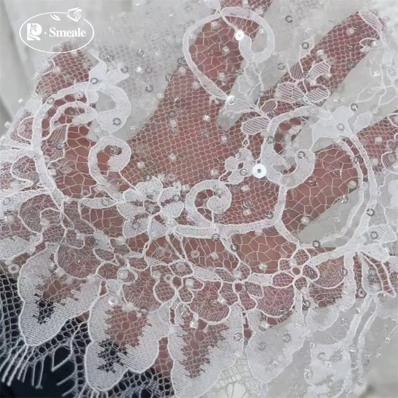 

3 ярда.Бусины, блестки, ресницы, кружевная ткань. Усовершенствованная индивидуальная свадебная ткань. Роскошное вечернее платье, французское кружево