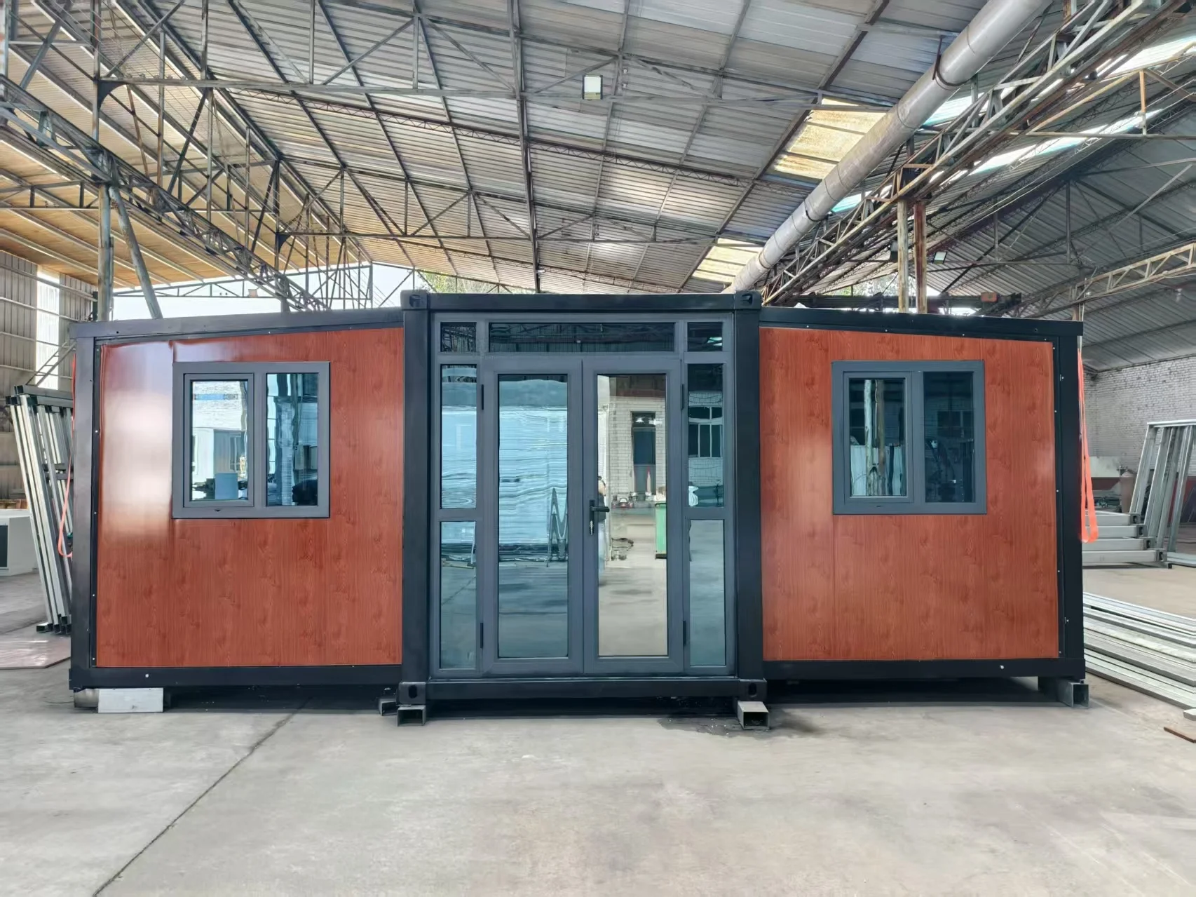 Ready Made 3 Bedroom Expandable Container House with Sandwich Panel 75mm Thickness Hurricane Resistant Outdoor Use