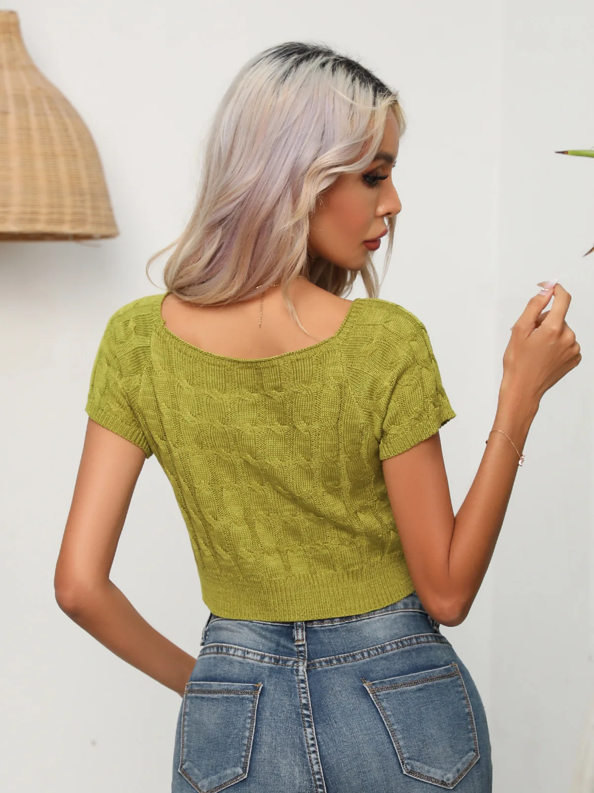 เสื้อสเวตเตอร์คอเหลี่ยมแขนสั้นลายบิดเกลียวสำหรับผู้หญิง เสื้อถักสั้นโชว์เอวลายดอกไม้สไตล์ยุโรปและอเมริกา